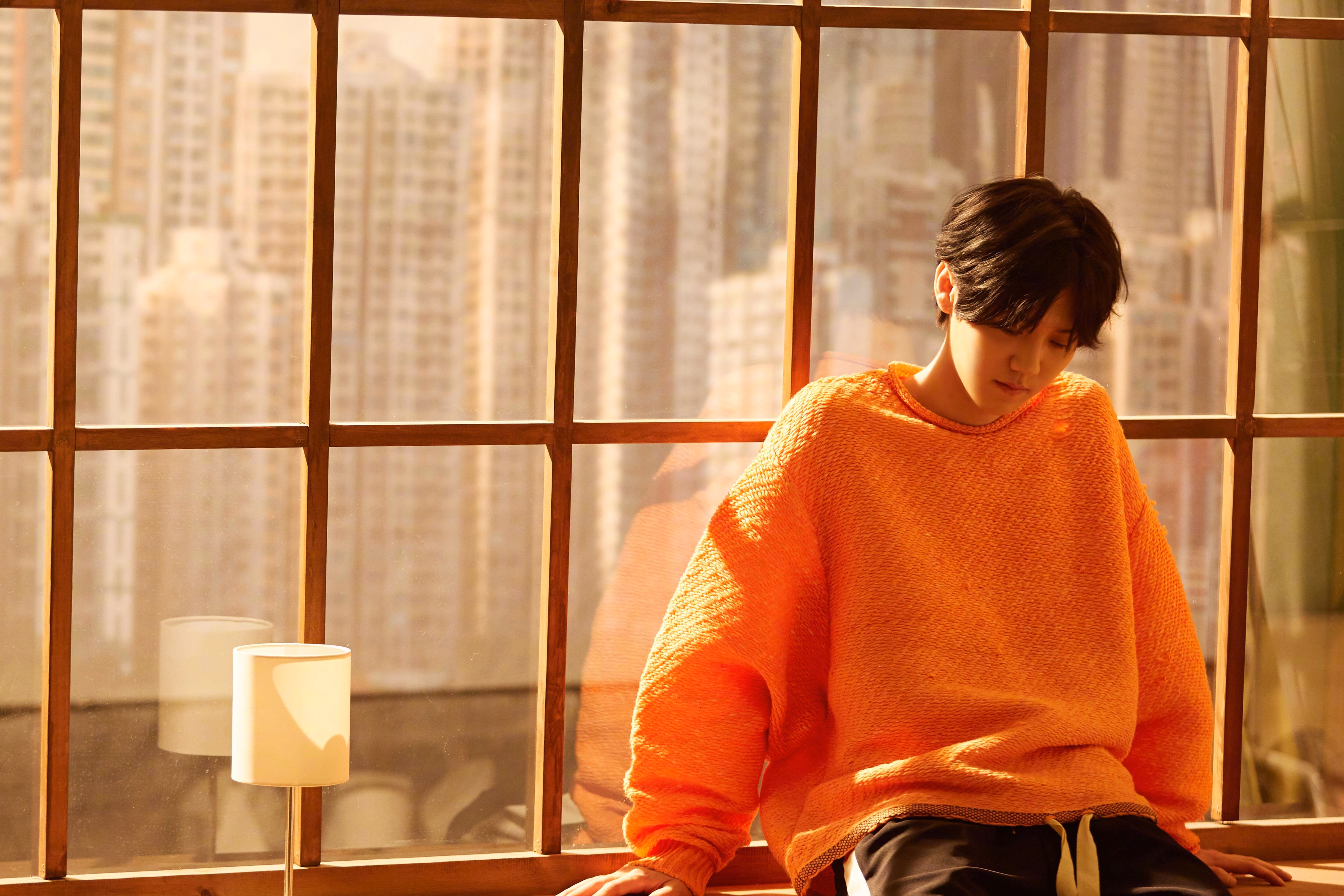 詹姆斯亲自指导小将完成训练动作，詹姆斯训练有多刻苦